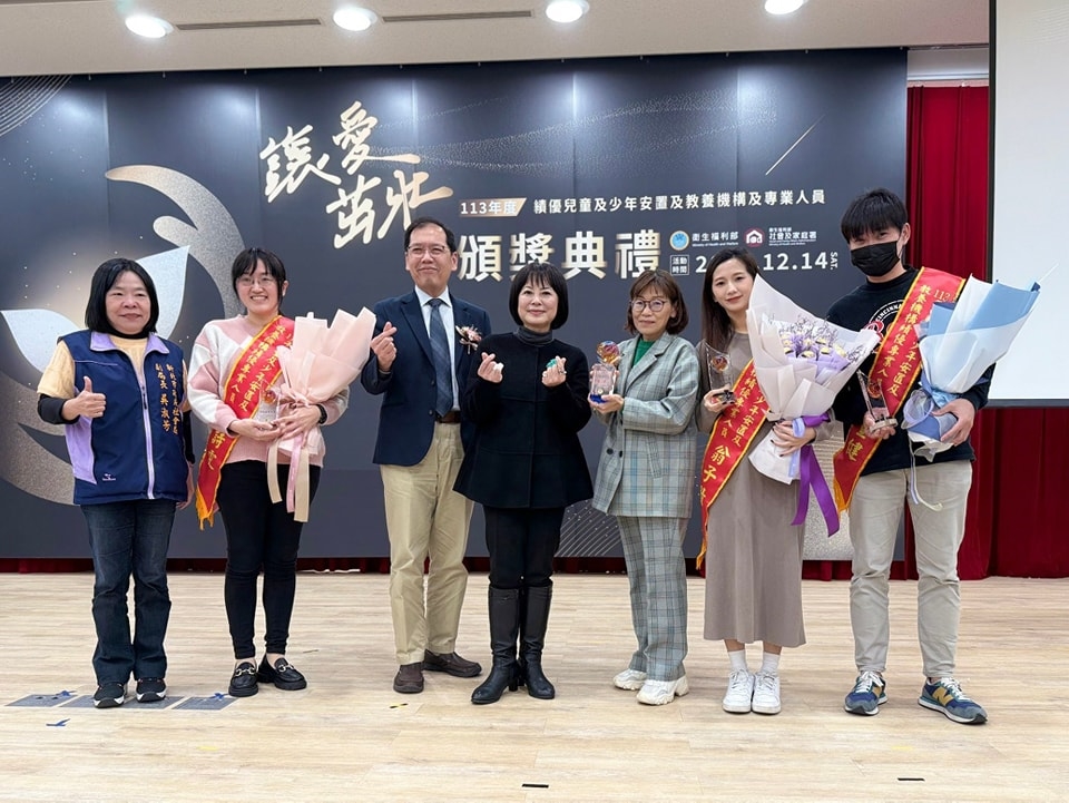 與獎盃大合照!