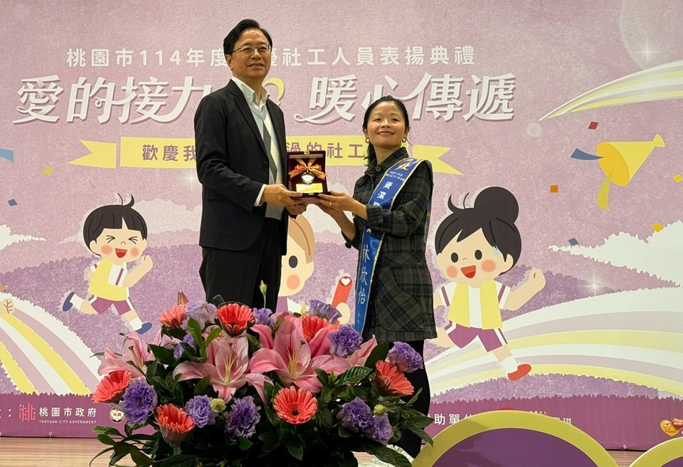 張善政市長親頒「資深敬業」獎